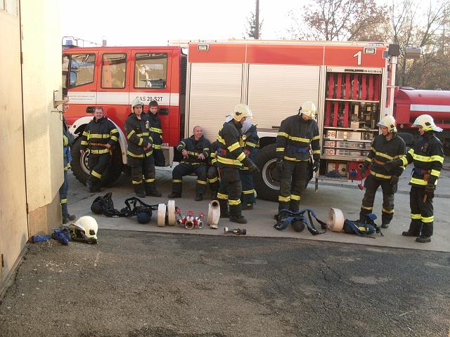 foto 007.jpg - Pprava ped prvn disciplnou - przkum v "zakouenm" prostoru a zchrana osoby